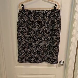 Elegant Black and White Patterned Skirt Size 14 EUC